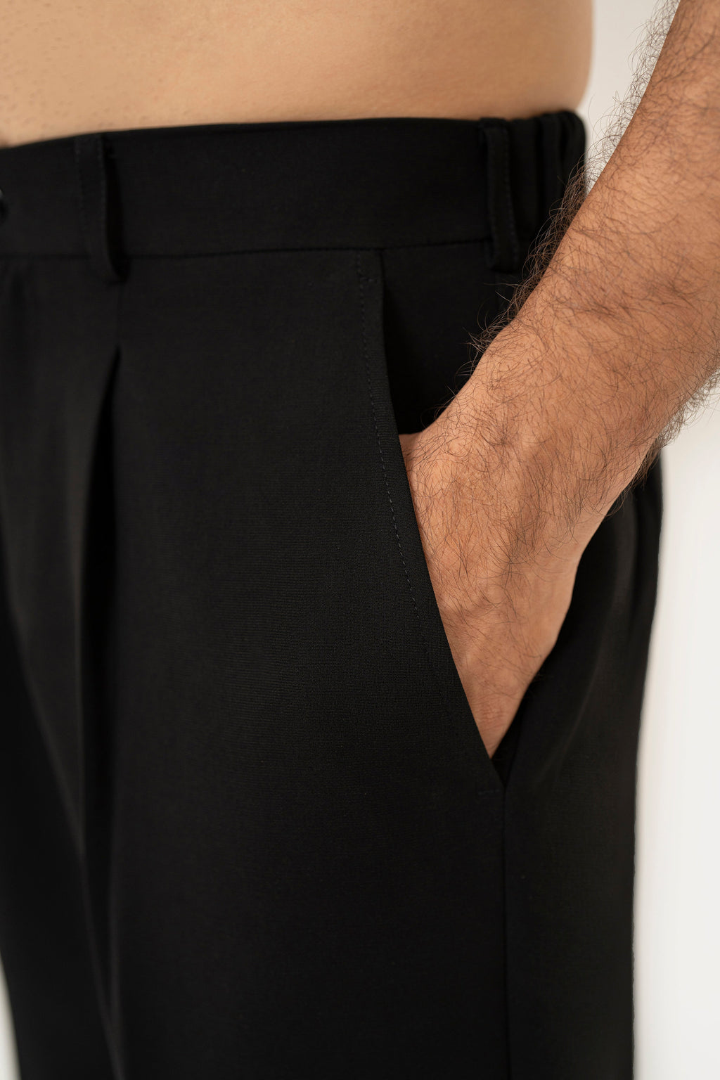 Classic Noiré Pleated Pants