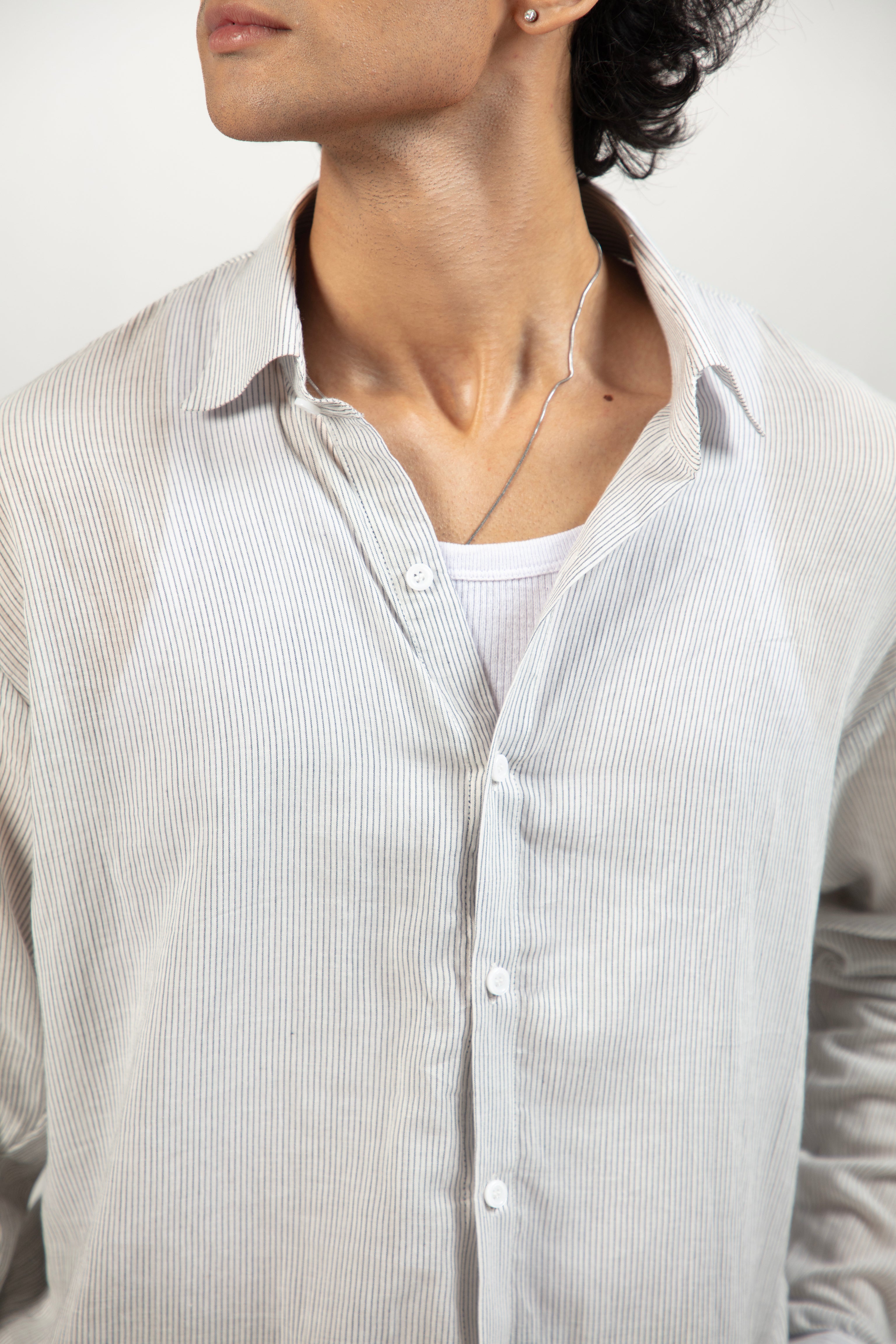 SOLÉA Minimal Lines Cropped Shirt